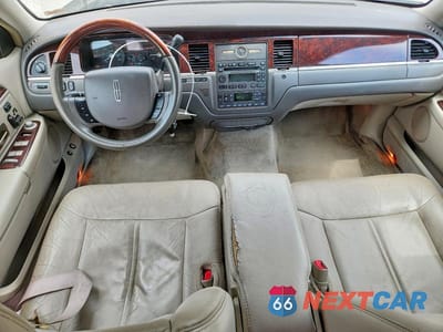 Zdjęcie 8 z 12 samochodu: 2009 LINCOLN TOWN CAR SIGNATURE LIMITED VIN:2LNHM82V79X636066 - miniatura