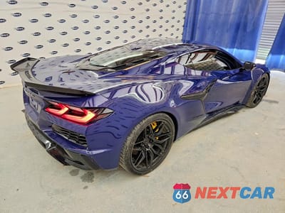 Trzecie zdjęcie samochodu z tyłu: 2025 CHEVROLET CORVETTE Z06 2LZ VIN:1G1YE2D38S5608089 - miniatura