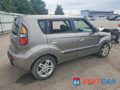 Trzecie zdjęcie samochodu z tyłu: 2010 KIA SOUL + VIN:KNDJT2A28A7108396 - miniatura