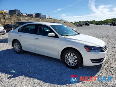 Czwarte zdjęcie samochodu z boku: 2015 VOLKSWAGEN PASSAT S VIN:1VWAT7A32FC078569 - miniatura