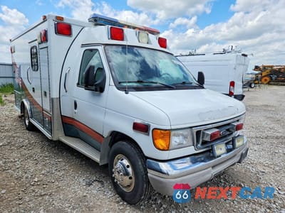 Czwarte zdjęcie samochodu z boku: 2003 FORD ECONOLINE - AMBULANCE VIN:1FDXE45F83HB83797 - miniatura