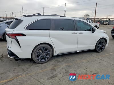 Trzecie zdjęcie samochodu z tyłu: 2022 TOYOTA SIENNA XSE 7-PASSENGER VIN:5TDXRKEC9NS086710 - miniatura
