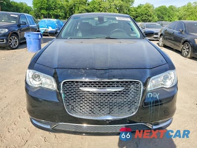 Piąte zdjęcie samochodu w środku: 2017 CHRYSLER 300 LIMITED VIN:2C3CCARGXHH585854 - miniatura