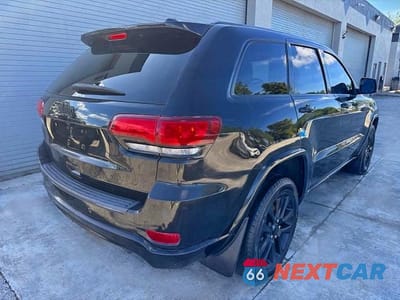 Trzecie zdjęcie samochodu z tyłu: 2021 JEEP GRAND CHEROKEE LAREDO VIN:1C4RJEAGXMC657311 - miniatura