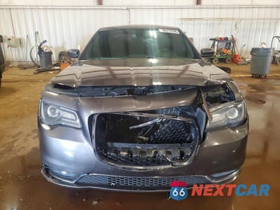 Piąte zdjęcie samochodu w środku: 2016 CHRYSLER 300 S VIN:2C3CCAGG0GH261975 - miniatura
