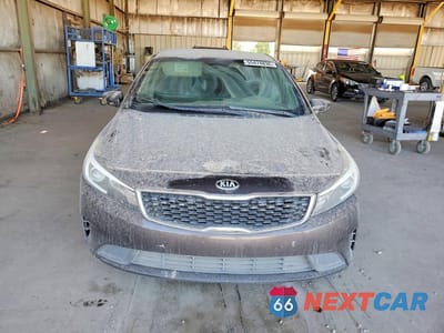 Piąte zdjęcie samochodu w środku: 2017 KIA FORTE LX VIN:3KPFK4A78HE055158 - miniatura