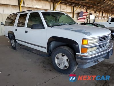 Czwarte zdjęcie samochodu z boku: 1998 CHEVROLET SUBURBAN K1500 VIN:3GNFK16RXWG124160 - miniatura