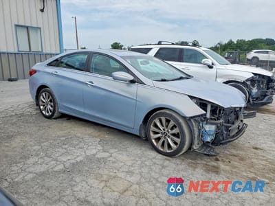 Czwarte zdjęcie samochodu z boku: 2013 HYUNDAI SONATA SE VIN:5NPEC4AC8DH808277 - miniatura