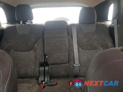 Zdjęcie 10 z 13 samochodu: 2017 JEEP CHEROKEE LATITUDE VIN:1C4PJMCS4HW648756 - miniatura