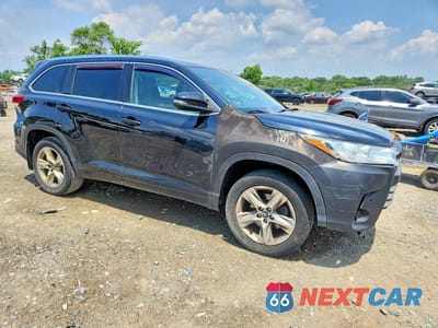 Czwarte zdjęcie samochodu z boku: 2017 TOYOTA HIGHLANDER LIMITED VIN:5TDDZRFH0HS421203 - miniatura
