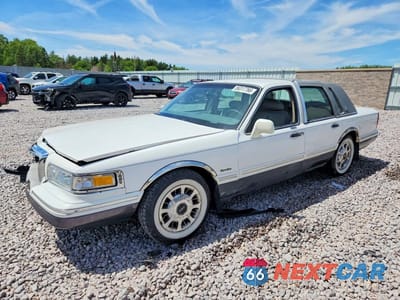 1997 LINCOLN TOWN CAR SIGNATURE 1LNLM82W1VY742557 - główne zdjęcie licytacji z USA - miniatura
