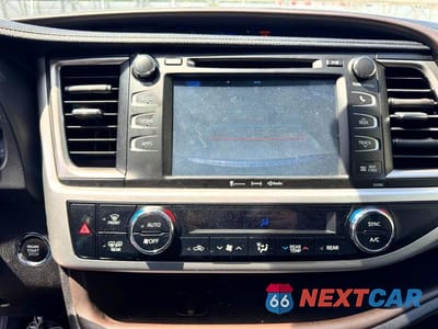 Piąte zdjęcie samochodu w środku: 2019 TOYOTA HIGHLANDER XLE VIN:5TDJZRFH6KS934563 - miniatura