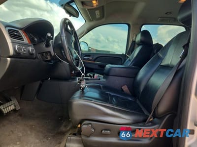 Zdjęcie 7 z 13 samochodu: 2010 CHEVROLET SUBURBAN K1500 LT VIN:1GNUKJE38AR244469 - miniatura