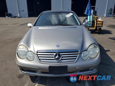 Piąte zdjęcie samochodu w środku: 2003 MERCEDES-BENZ C 230K SPORT COUPE VIN:WDBRN40J43A413707 - miniatura