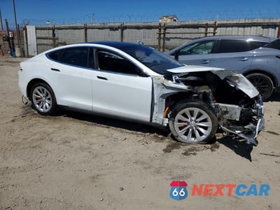 Czwarte zdjęcie samochodu z boku: 2016 TESLA MODEL S VIN:5YJSA1E40GF134171 - miniatura