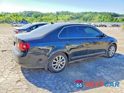 Trzecie zdjęcie samochodu z tyłu: 2010 VOLKSWAGEN JETTA SE VIN:3VWRZ7AJ1AM045635 - miniatura
