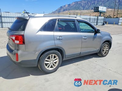 Trzecie zdjęcie samochodu z tyłu: 2015 KIA SORENTO LX VIN:5XYKTCA67FG561660 - miniatura