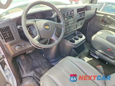 Zdjęcie 8 z 13 samochodu: 2025 CHEVROLET EXPRESS G2500 VIN:1GCWGAFP4S1280406 - miniatura