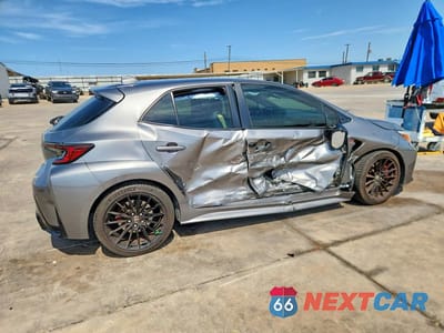 Trzecie zdjęcie samochodu z tyłu: 2024 TOYOTA GR COROLLA PREMIUM VIN:JTNABAAE4RA015053 - miniatura