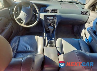 Zdjęcie 8 z 13 samochodu: 2000 TOYOTA CAMRY LE VIN:4T1BG22K7YU695933 - miniatura