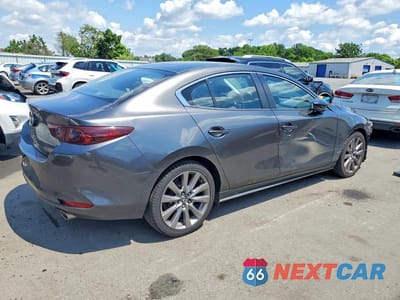 Trzecie zdjęcie samochodu z tyłu: 2019 MAZDA 3 SELECT VIN:JM1BPBAM3K1120857 - miniatura