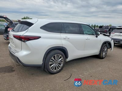 Trzecie zdjęcie samochodu z tyłu: 2024 TOYOTA HIGHLANDER PLATINUM VIN:5TDKDRBH5RS564595 - miniatura