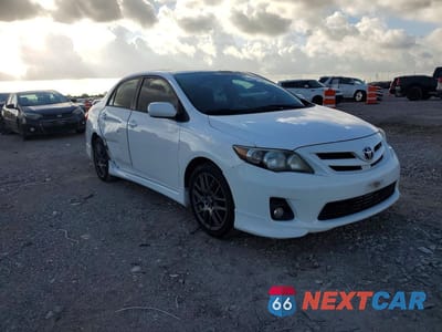 Czwarte zdjęcie samochodu z boku: 2013 TOYOTA COROLLA S VIN:5YFBU4EE4DP084022 - miniatura
