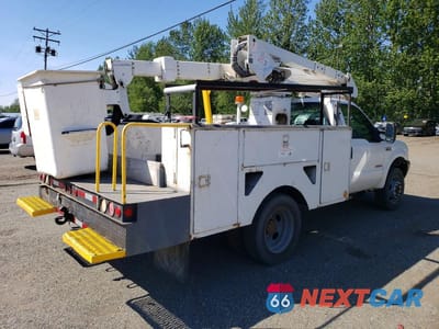 Trzecie zdjęcie samochodu z tyłu: 2004 FORD F550 SUPER DUTY BUCKET TRUCK VIN:1FDAF57P34EB58808 - miniatura