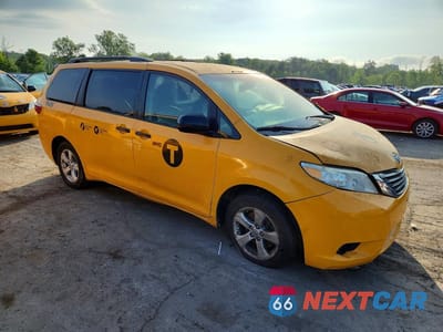 Czwarte zdjęcie samochodu z boku: 2017 TOYOTA SIENNA LE MOBILITY VIN:5TDKZ3DC4HS876051 - miniatura