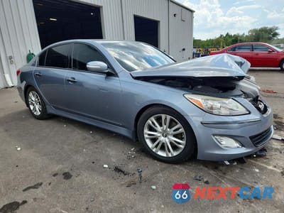 Czwarte zdjęcie samochodu z boku: 2013 HYUNDAI GENESIS 3.8L VIN:KMHGC4DD5DU255358 - miniatura