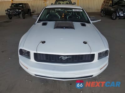 Piąte zdjęcie samochodu w środku: 2006 FORD MUSTANG VIN:1ZVFT80N165201930 - miniatura