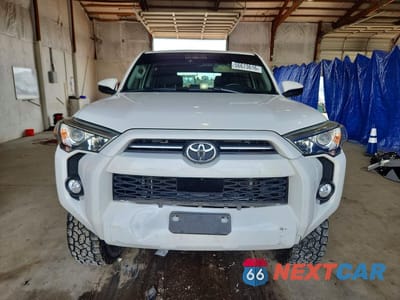 Piąte zdjęcie samochodu w środku: 2020 TOYOTA 4RUNNER SR5 VIN:JTEBU5JR3L5802360 - miniatura