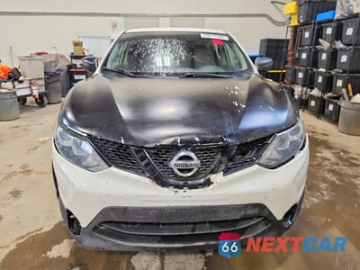 Piąte zdjęcie samochodu w środku: 2018 NISSAN QASHQAI S VIN:JN1BJ1CR5JW210309 - miniatura