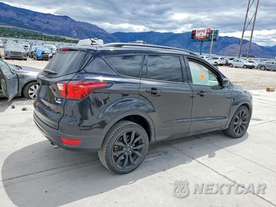 Trzecie zdjęcie samochodu z tyłu: 2019 FORD ESCAPE SE VIN:1FMCU0GD0KUC05206 - miniatura