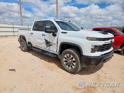 Czwarte zdjęcie samochodu z boku: 2024 CHEVROLET SILVERADO K2500 CUSTOM VIN:2GC4YMEYXR1247835 - miniatura