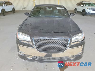 Piąte zdjęcie samochodu w środku: 2013 CHRYSLER 300 SRT-8 VIN:2C3CCAFJ5DH740014 - miniatura