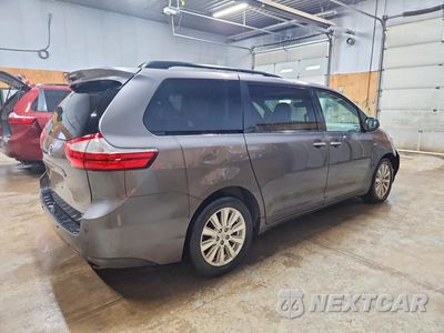 Trzecie zdjęcie samochodu z tyłu: 2017 TOYOTA SIENNA XLE 7-PASSENGER VIN:5TDDZ3DC8HS166112 - miniatura