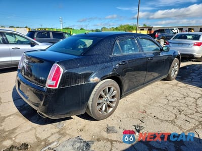 Trzecie zdjęcie samochodu z tyłu: 2014 CHRYSLER 300 S VIN:2C3CCAGG4EH352776 - miniatura