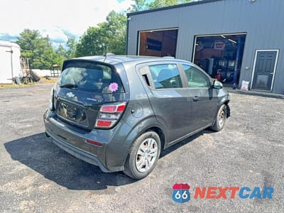 Czwarte zdjęcie samochodu z boku: 2019 CHEVROLET SONIC VIN:1G1JG6SB9K4137282 - miniatura