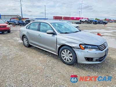 Czwarte zdjęcie samochodu z boku: 2013 VOLKSWAGEN PASSAT S VIN:1VWAP7A38DC043519 - miniatura