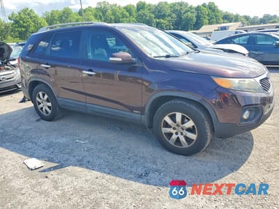 Czwarte zdjęcie samochodu z boku: 2011 KIA SORENTO LX VIN:5XYKTDA12BG099433 - miniatura