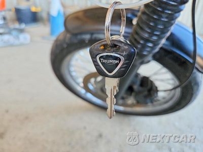 Zdjęcie 8 z 9 samochodu: 2010 TRIUMPH MOTORCYCLE BONNEVILLE T VIN:SMT910K15AT443885 - miniatura
