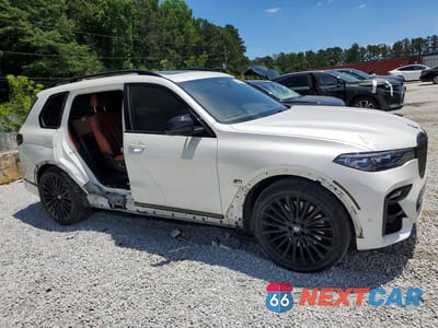Czwarte zdjęcie samochodu z boku: 2021 BMW X7 M50I VIN:5UXCX6C00M9H49794 - miniatura