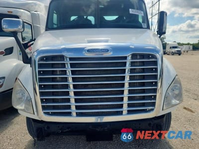Zdjęcie 7 z 10 samochodu: 2015 FREIGHTLINER CASCADIA SEMI TRUCK VIN:3AKBGBDV6FSGG8488 - miniatura