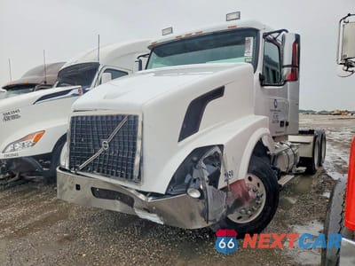 Drugie zdjęcie samochodu z przodu: 2007 VOLVO VNL SEMI TRUCK VIN:4V4NC9GHX7N423781 - miniatura