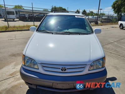 Piąte zdjęcie samochodu w środku: 2001 TOYOTA SIENNA XLE VIN:4T3ZF13C11U401734 - miniatura