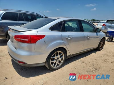 Trzecie zdjęcie samochodu z tyłu: 2015 FORD FOCUS SE VIN:1FADP3F21FL240582 - miniatura