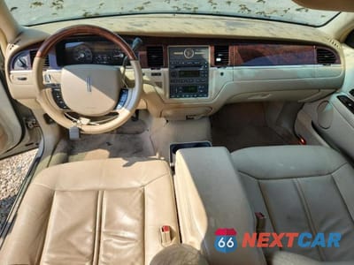 Zdjęcie 8 z 12 samochodu: 2006 LINCOLN TOWN CAR SIGNATURE LIMITED VIN:1LNHM82V56Y617429 - miniatura