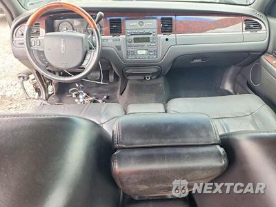 Zdjęcie 8 z 13 samochodu: 2010 LINCOLN TOWN CAR SIGNATURE LIMITED VIN:2LNBL8CV2AX613239 - miniatura