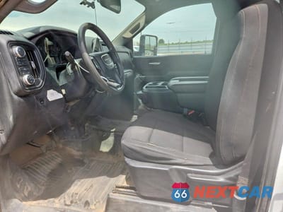 Zdjęcie 7 z 13 samochodu: 2023 GMC SIERRA K35 - BOX TRUCK VIN:1GD39SE73PF230946 - miniatura